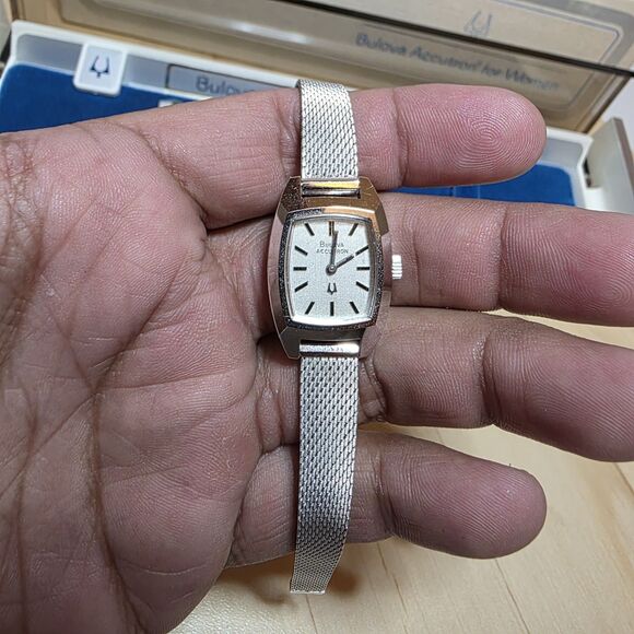 Vintage 1975 Bulova Accutron For Women With Original Case And Box *NOT RUNNING* - Picture 3 of 8